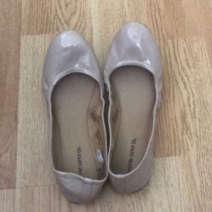 Mossimo EUC nude flats patent leather 9